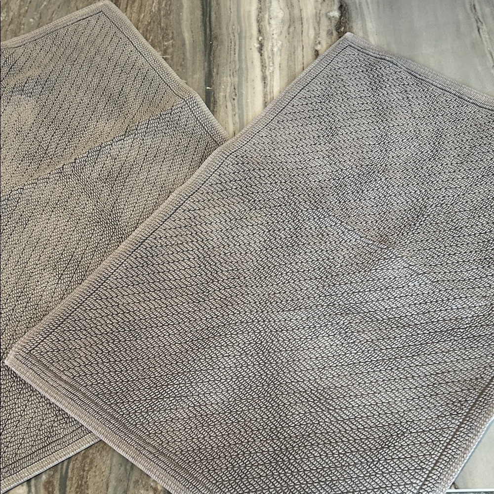 2 washable Gray Textured Bath Mats EUC